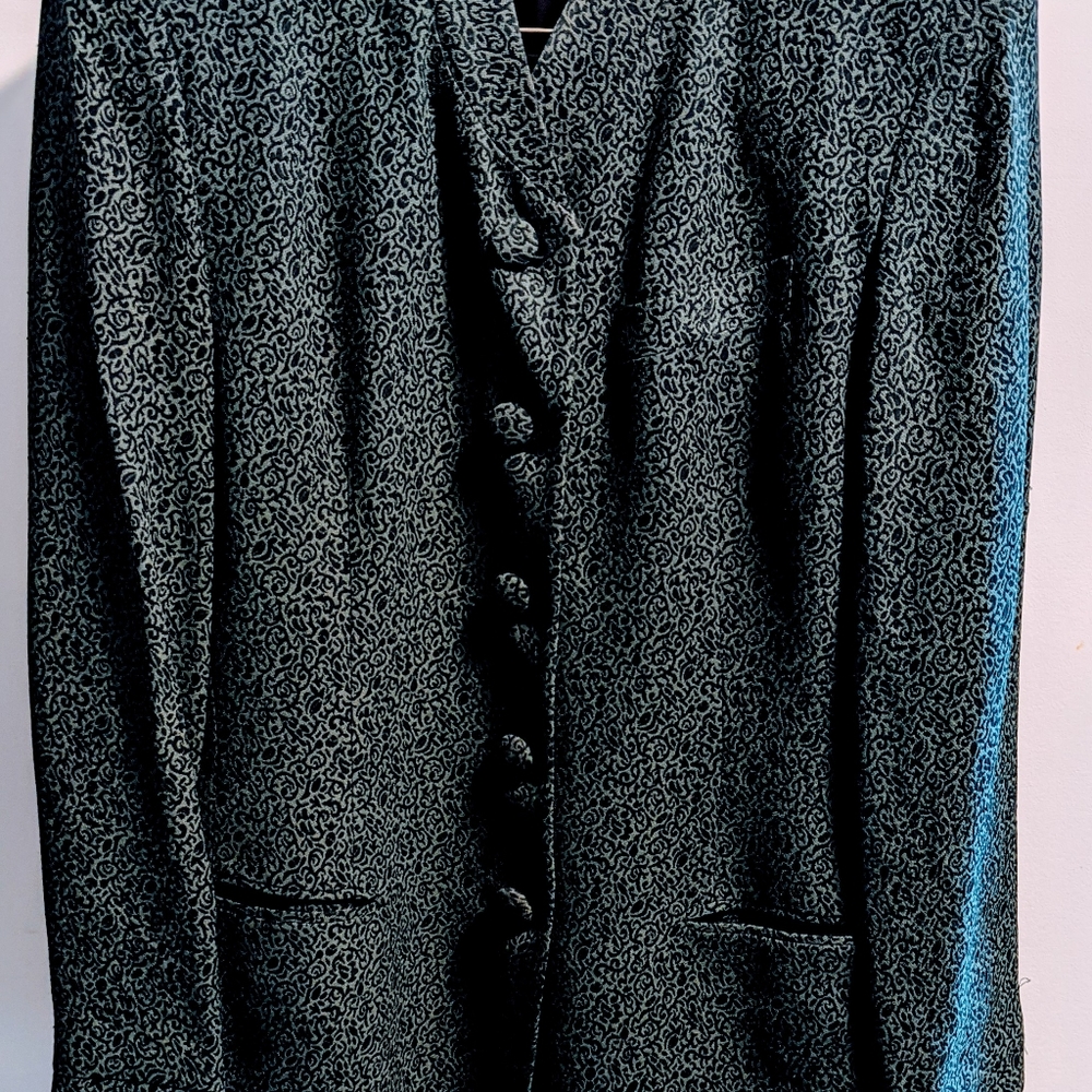 Suit with skirt